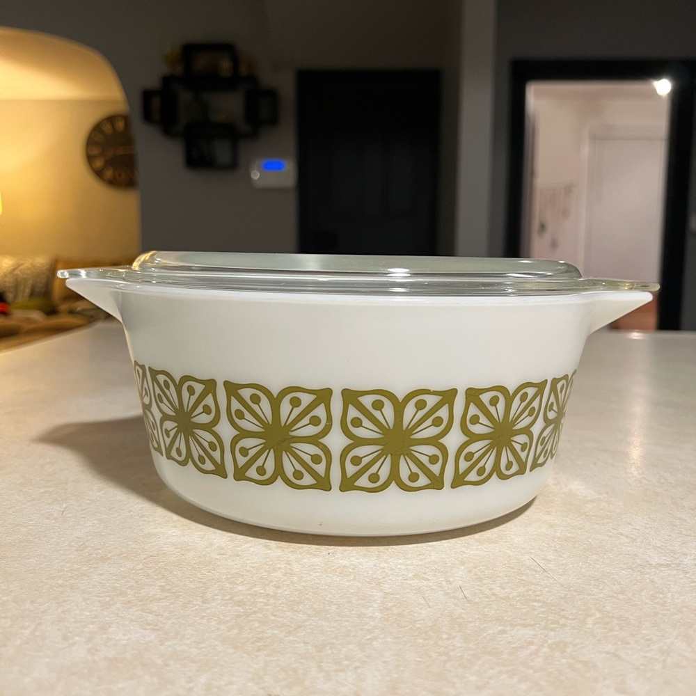Vintage Pyrex autumn floral 2 1/2 quart with lid